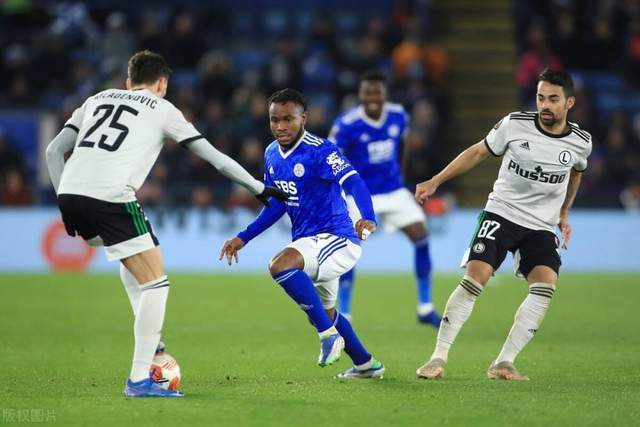 梅西社交媒体晒图 球场边悠闲喝茶发型梦回2018